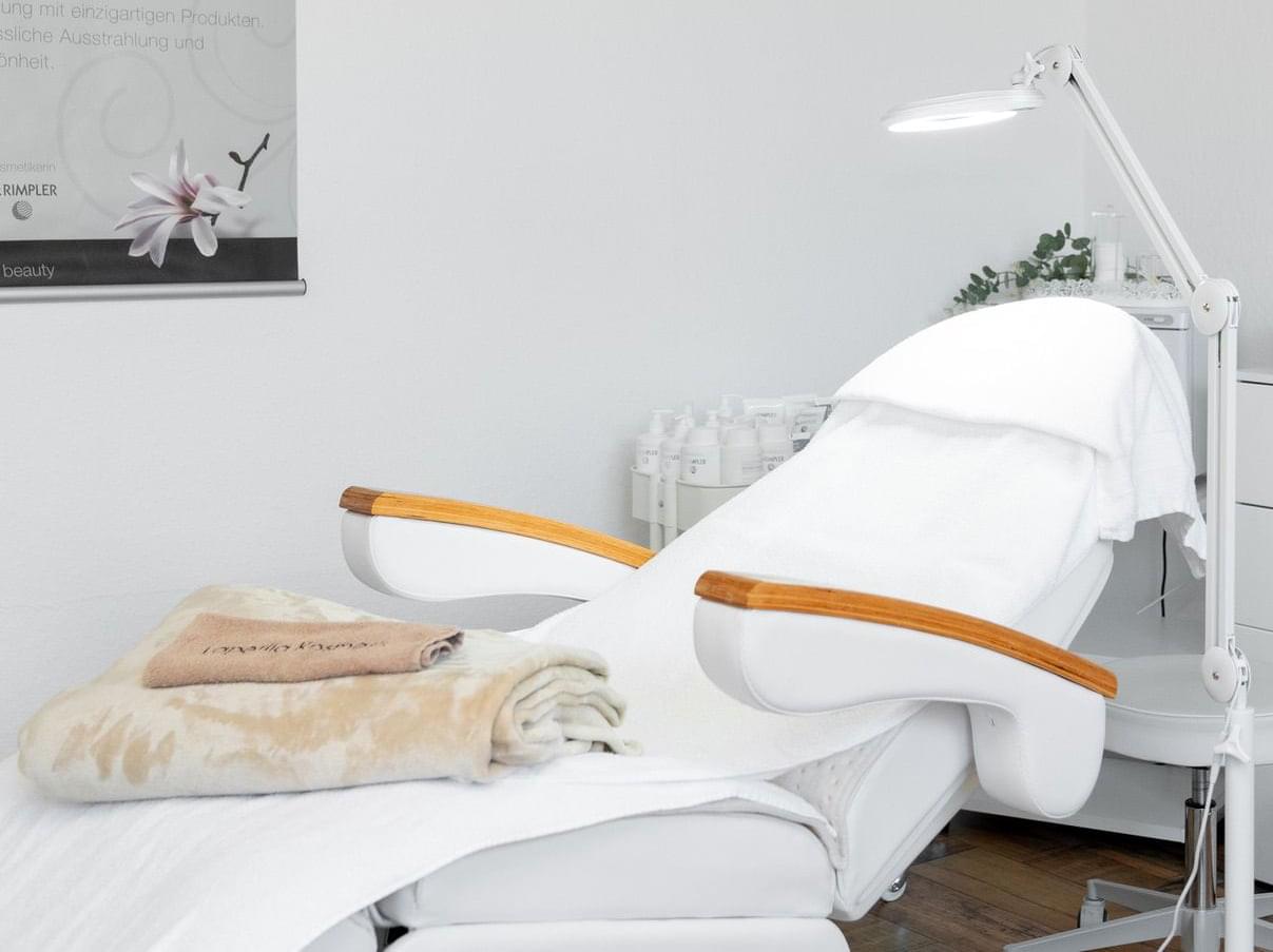 kosmetikstudio laperlia von Christina Sikilinda