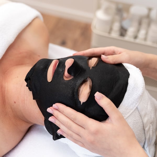 Individuelle Gesichtsbehandlung mit Spezialmaske